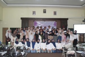 Sesi Dokumentasi Bersama dalam Kegiatan Nutri Discuss#1 di Laboratorium Dakwah. Sumber: Dokumentasi Sie Dekdok Nutri Discuss, HMJ Gizi UIN Walisongo.